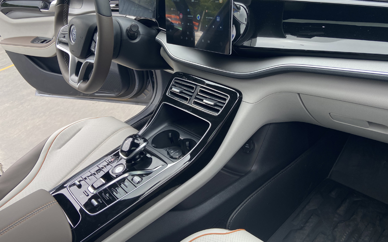 又黑又亮的汽車裝飾板用的是什么塑料？
